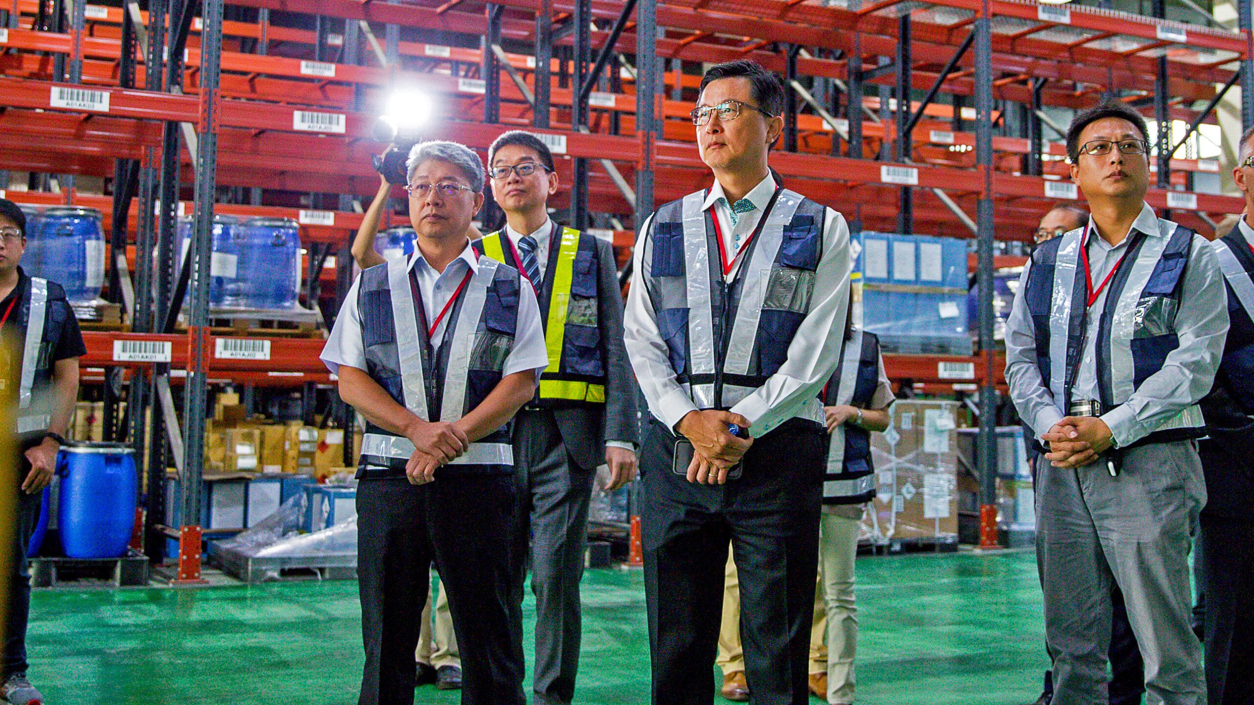 台湾团队在仓库